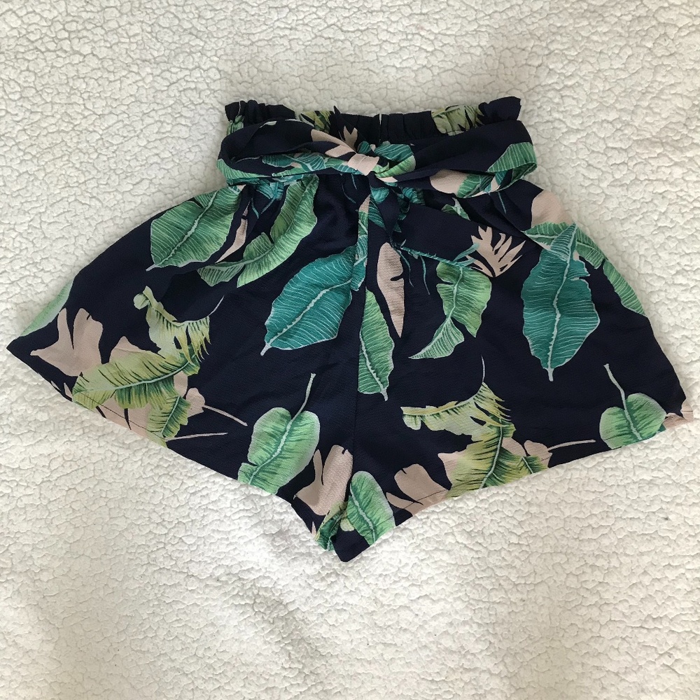 Flowy shorts with belt